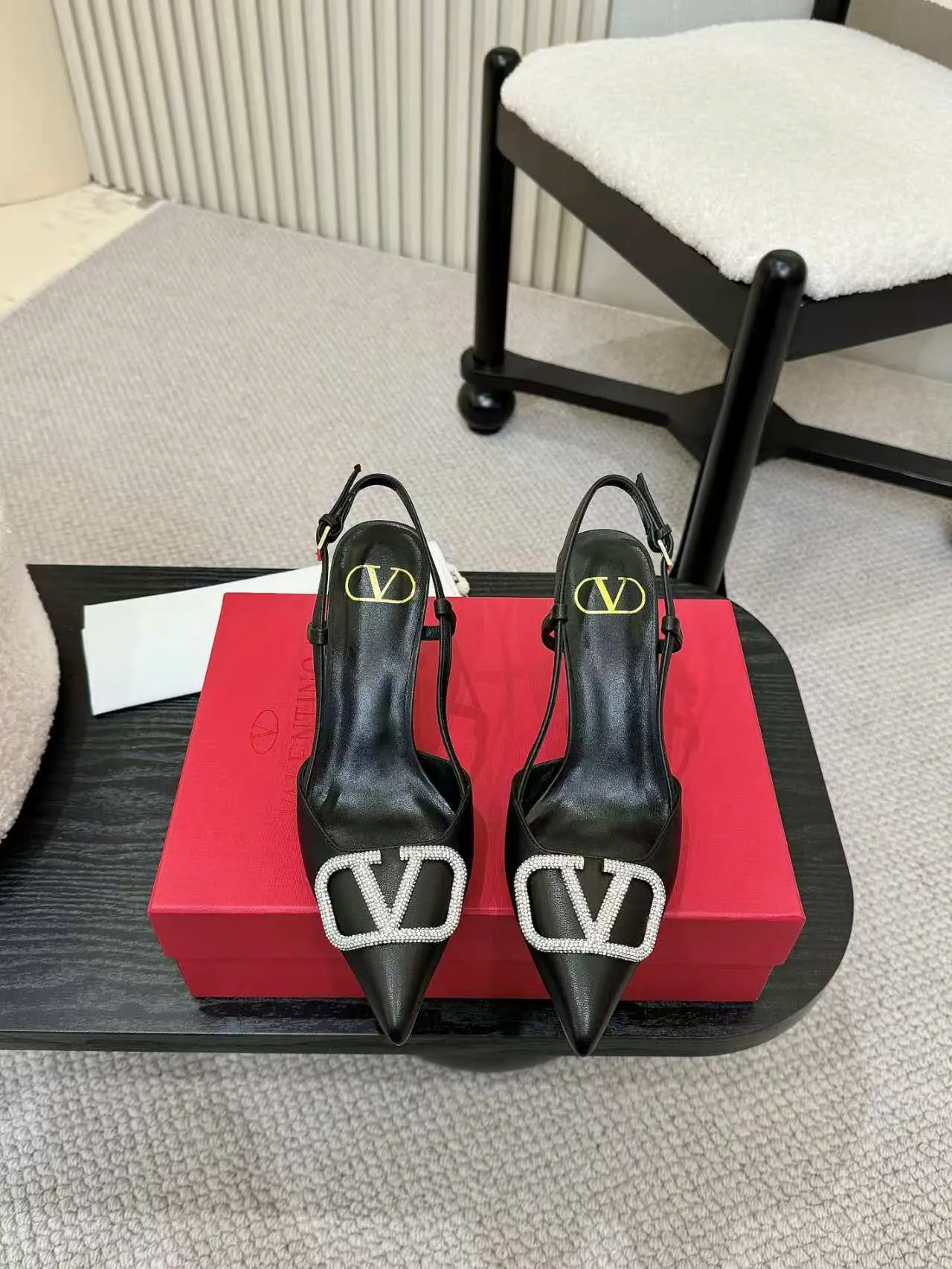 👟👟Ex-factory price 400👟👟 Genuine leather sole + 40 Kloesch diamond buckle Valentino. Valentino large v-buckle sandals ㊙️Latest series of counters Authentic grade version with perfect details. Authentic products are made one to one. All the details are consistent with the authentic ones. The upper foot is very pedicure type. The key point is that it is very good and easy to control. It does not grind the feet and does not tire the feet. It is a walking artifact, exclusive mold opening. The highest version on the market. Fabric: Imported sheepskin, lining and foot pads all sheepskin. Sizes (34 to 42). Customized sizes 34 and 42 are non-returnable and non-exchangeable. Heel height: 7.5CM. Rubber sole. Genuine leather sole +40